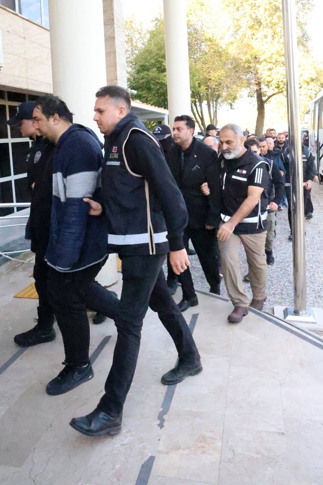 Milas Belediye Başkanı, oğlu ve 16 kişi tutuklandı 1